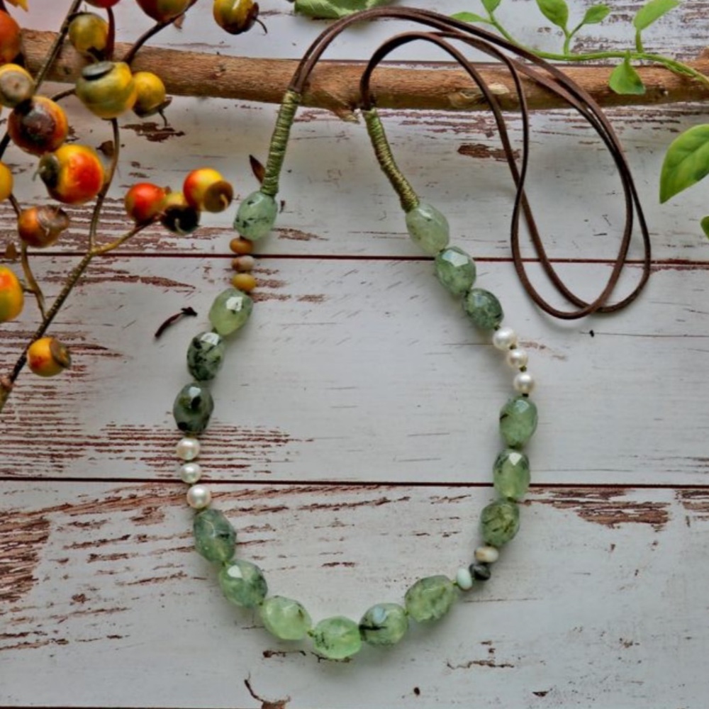 Mix leather pearl necklace.